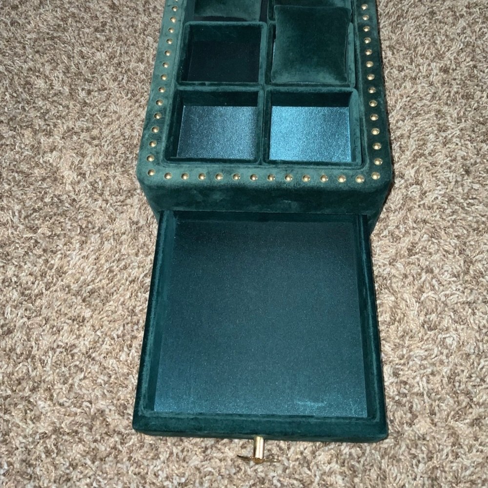Gucci Green Velvet Watch Display - Picture 2 of 3